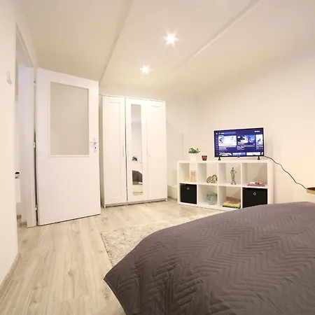 Chill Vibes Free Parking Ps5 Netflix &